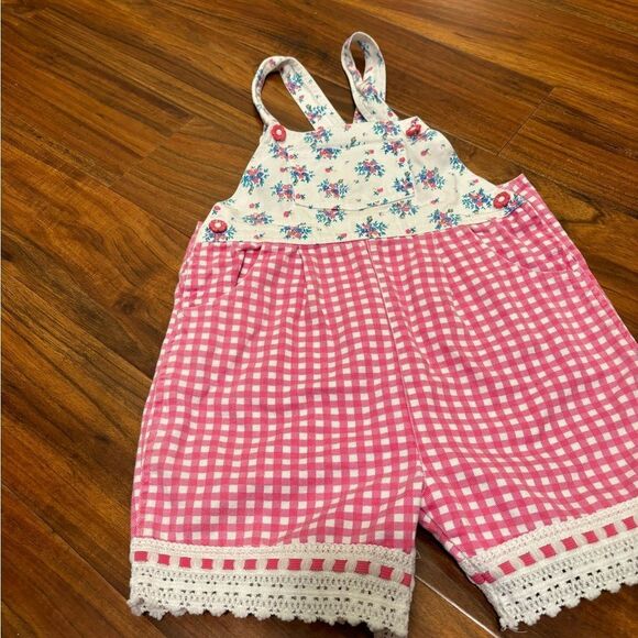 Young Hearts vintage pink/white plaid floral overall shorts - Picture 3 of 5